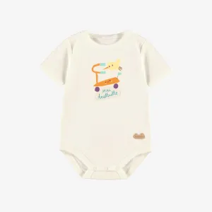 Cache-couche crème en jersey extensible avec trottinnette et colibri, naissance || Cream bodysuit in stretch jersey with scooter and hummingbird, newborn