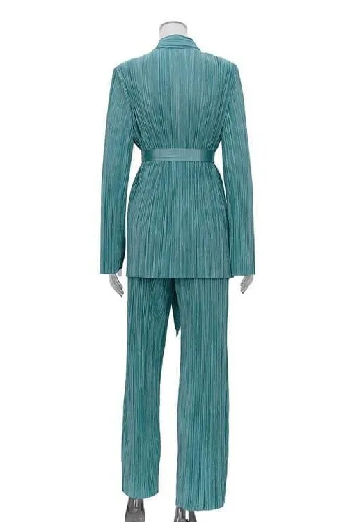 Elegant suit with split sleeves, lace-up shirt and pleated pants.