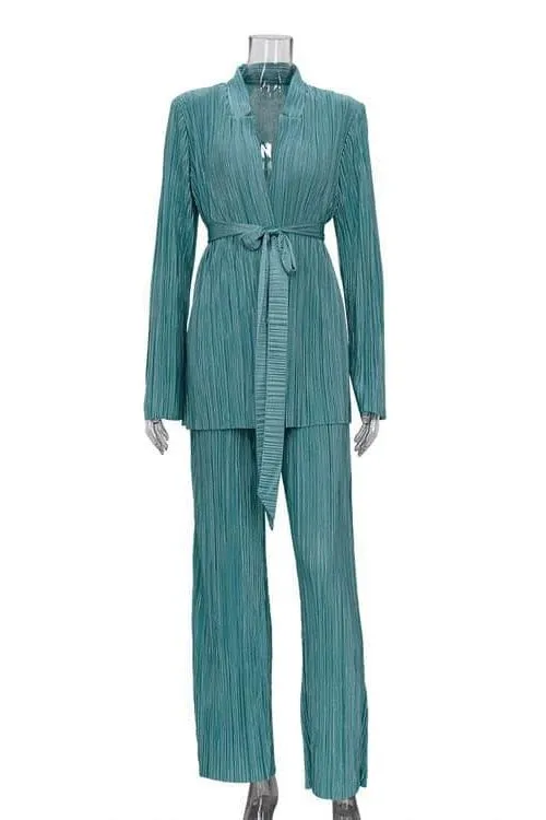 Elegant suit with split sleeves, lace-up shirt and pleated pants.