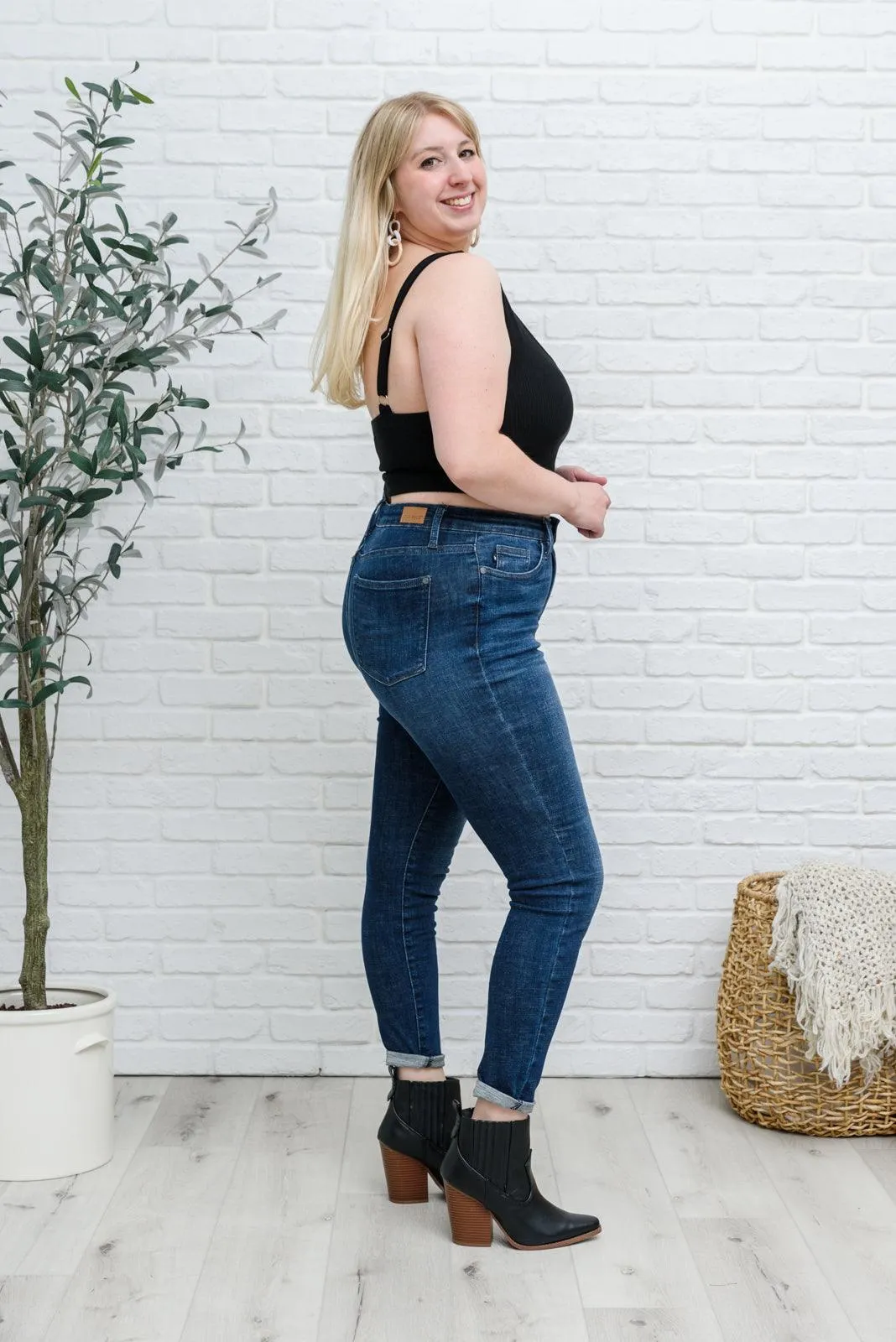 Hazel Blues® | Tell Me More Crop Tank In Black