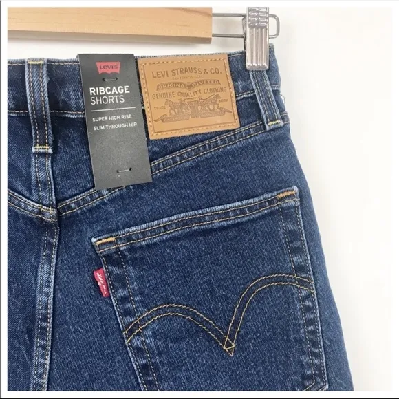 NWT Levi’s Ribcage Distressed Cut Off Denim Shorts Size 24