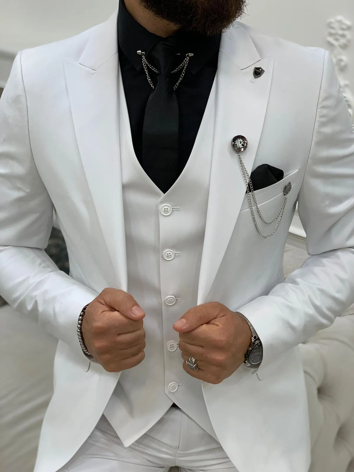 Vince White Slim Fit Peak Lapel Suit - Versatile Elegance for Every Occasion