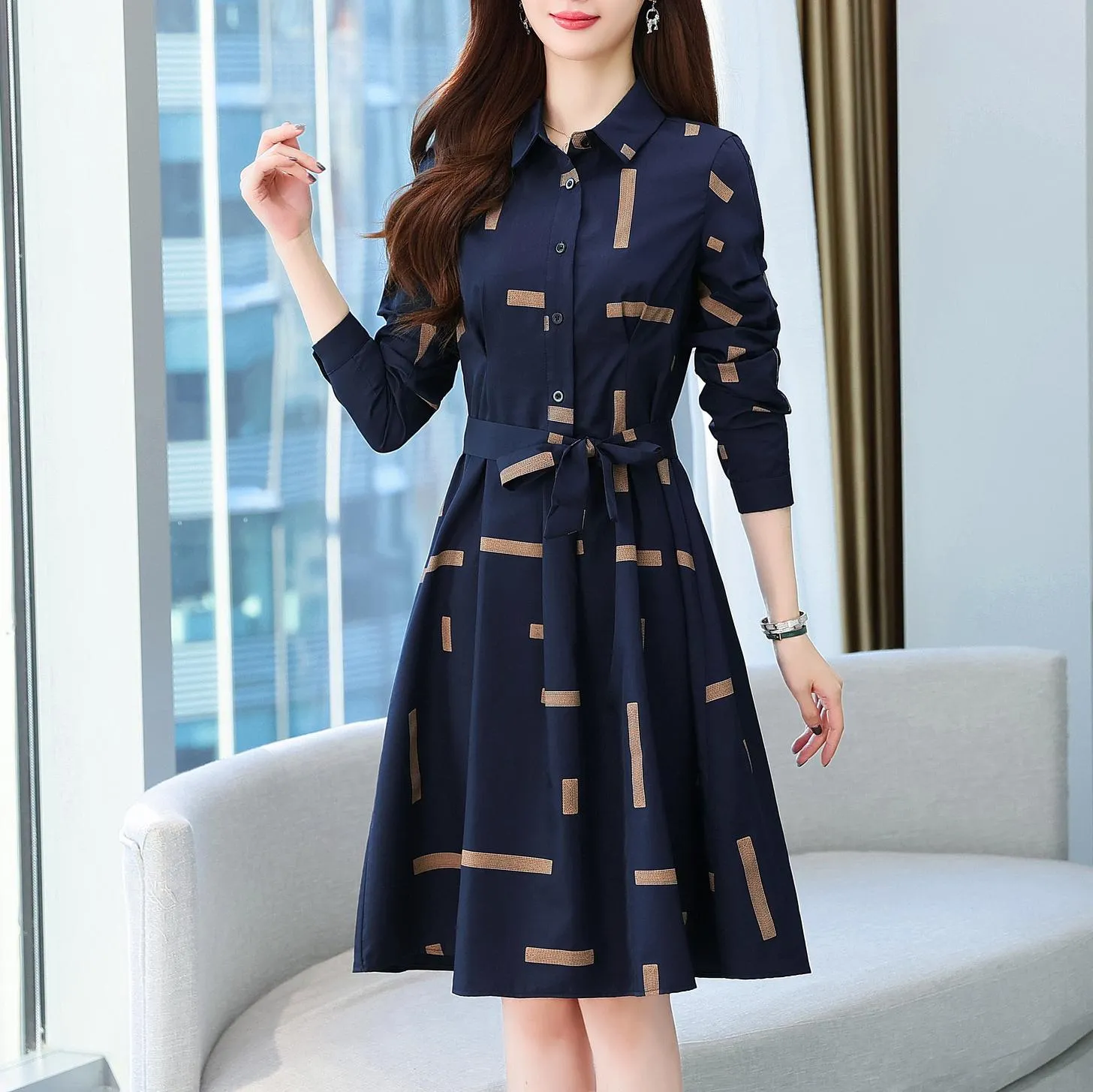 Women's Knee-Length T-Shirt Dress Featuring a Point Neckline and Floral Print