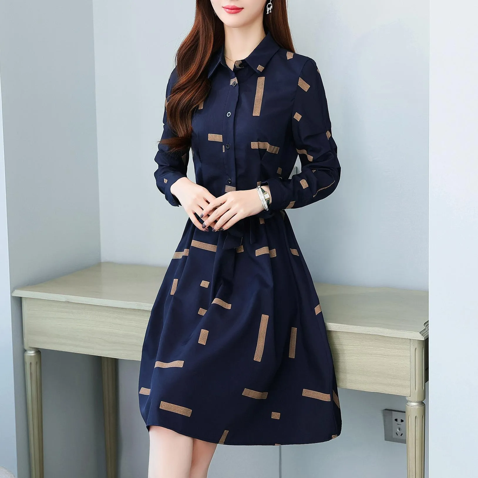 Women's Knee-Length T-Shirt Dress Featuring a Point Neckline and Floral Print