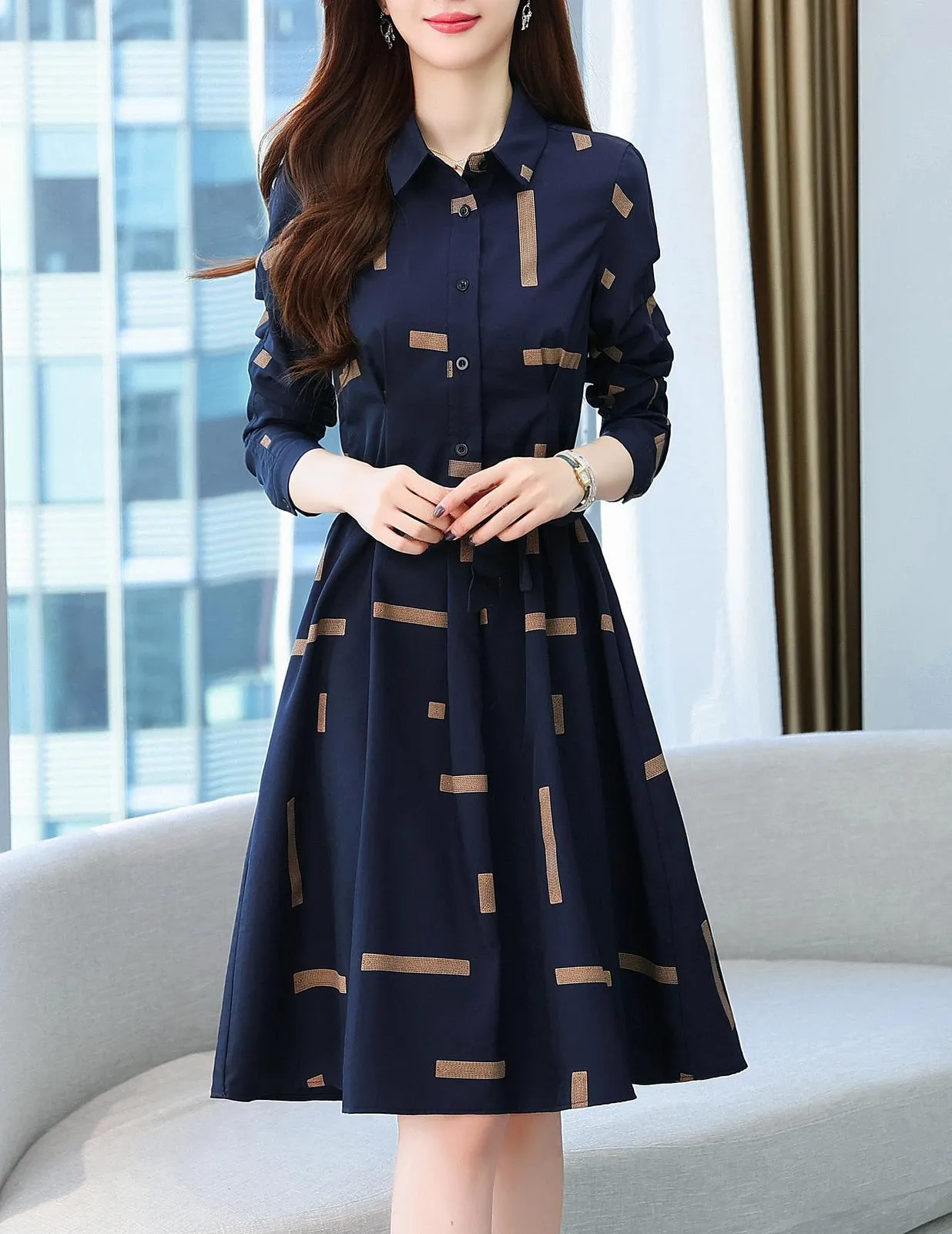 Women's Knee-Length T-Shirt Dress Featuring a Point Neckline and Floral Print